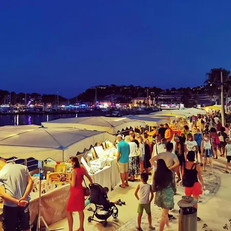 Au Petit Bonheur Parking Gratuit Daire