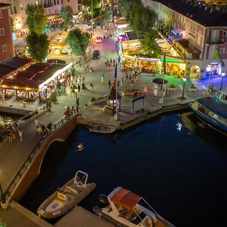 Au Petit Bonheur Parking Gratuit *